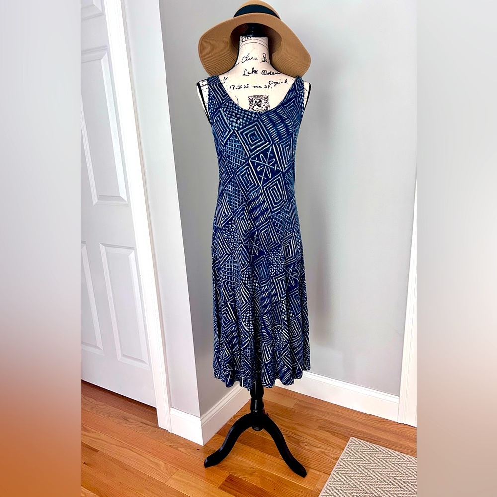 Sleeveless midi dress greet for spring/summer. Flared skirt. Size S